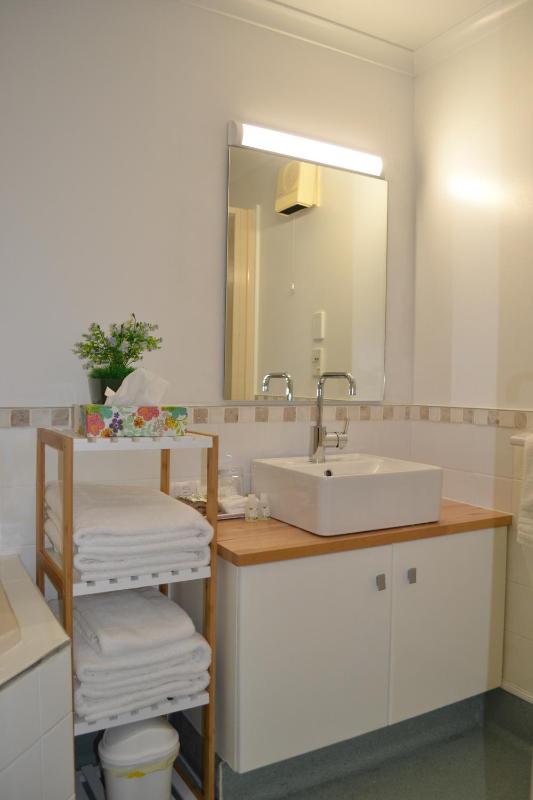 Colonial Lodge Motel - image 28
