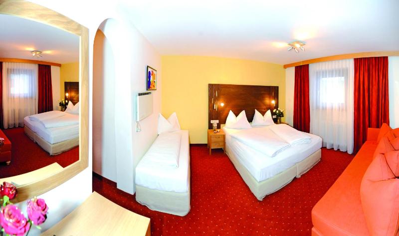 Superior Double Room with Balcony image 4