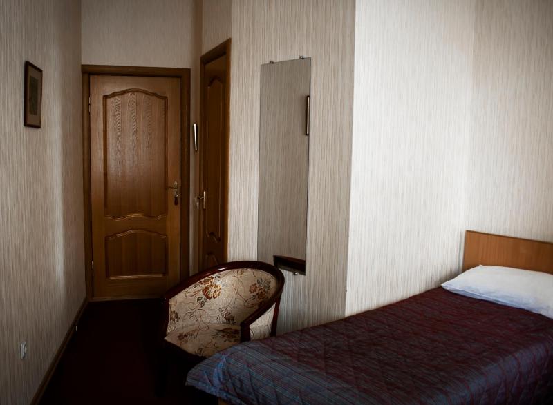 Budget Twin Room image 3