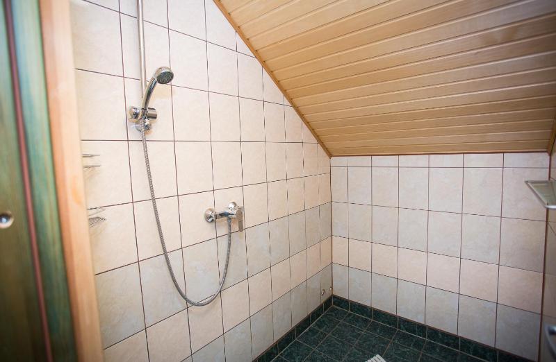 Twin Room with Shared Bathroom and Toilet in the Corridor image 2