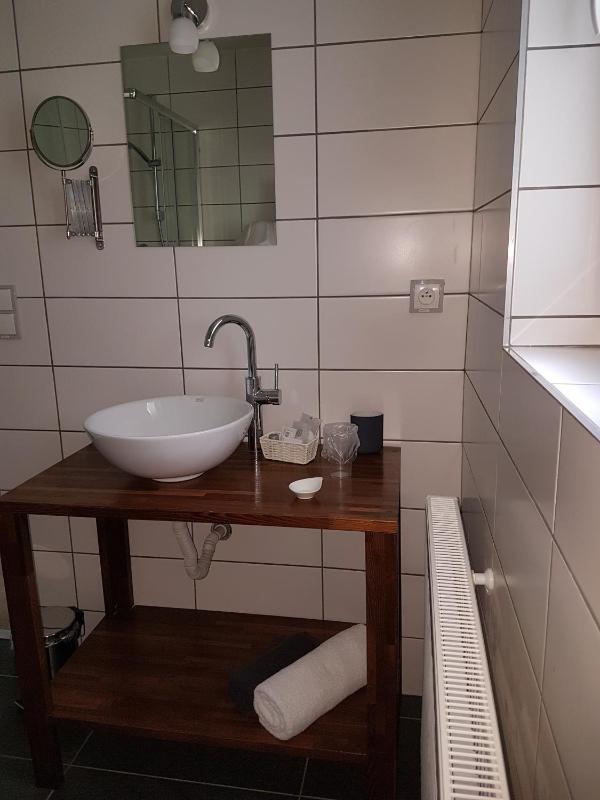 Single Room with Bathroom image 4