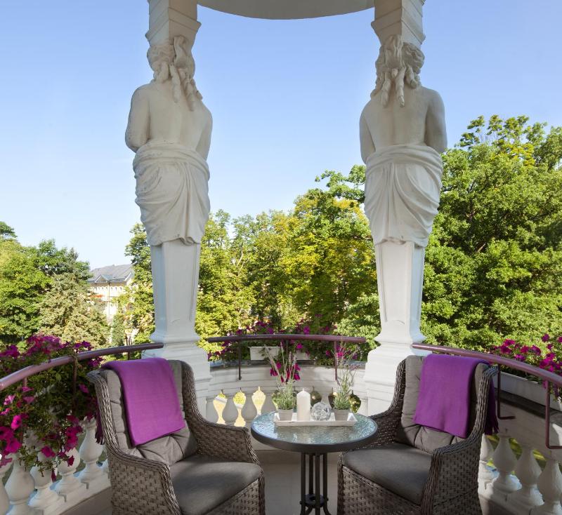 Superior Double Room with Balcony image 3