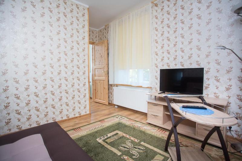 Family Room With Private Bathroom And Kitchen image 4