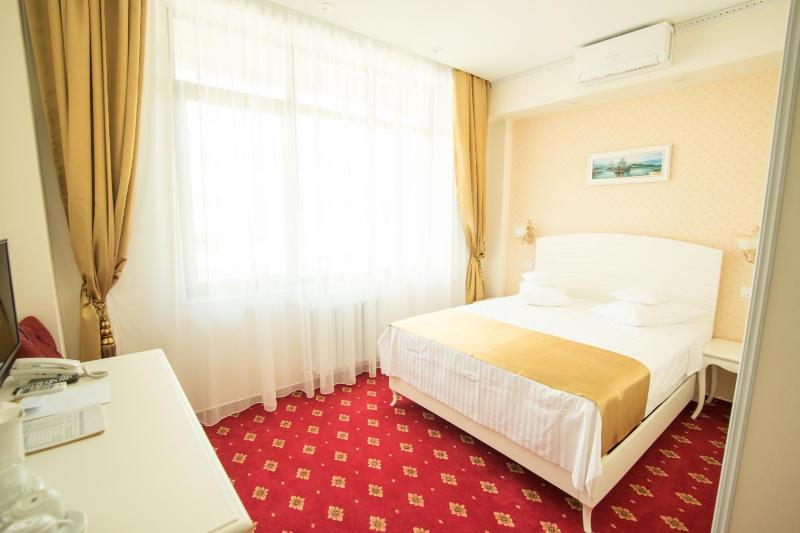 King Room with Spa Bath image 2