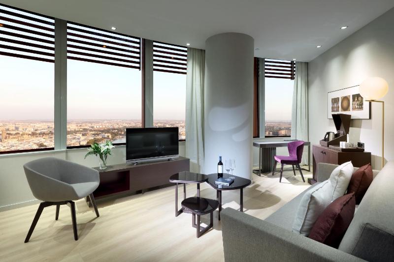 Junior Suite with City View image 4