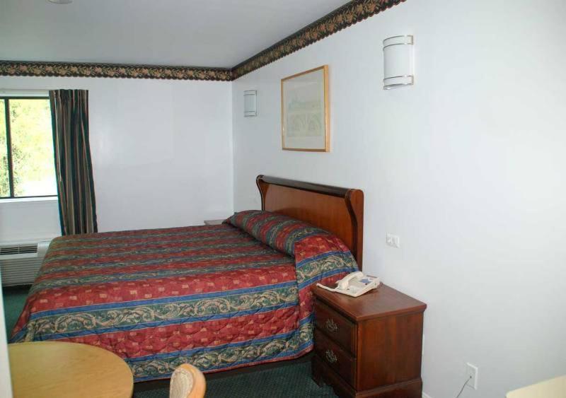 Standard King Room image 2