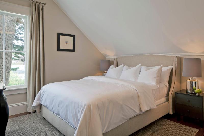 King Guestroom at Blue Door Inn image 2