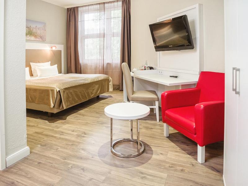 Standard Twin Room image 2