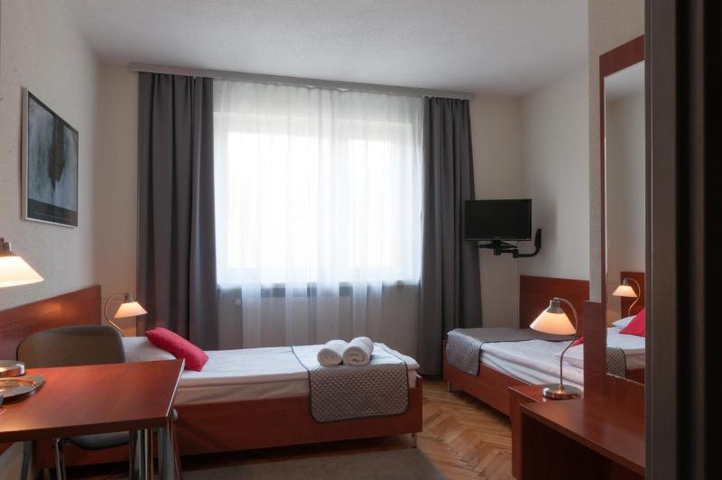 Twin Room image 4