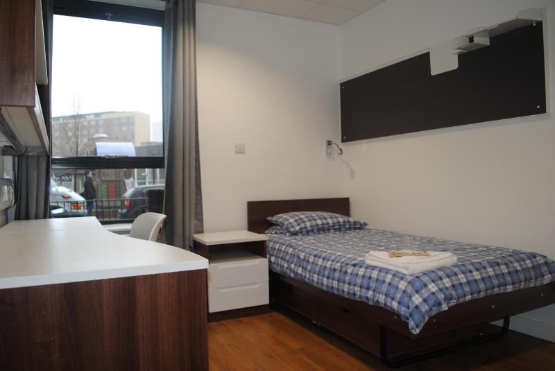 Standard Single Room with Shared Bathroom image 2