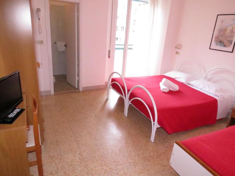 Economy Triple Room image 4