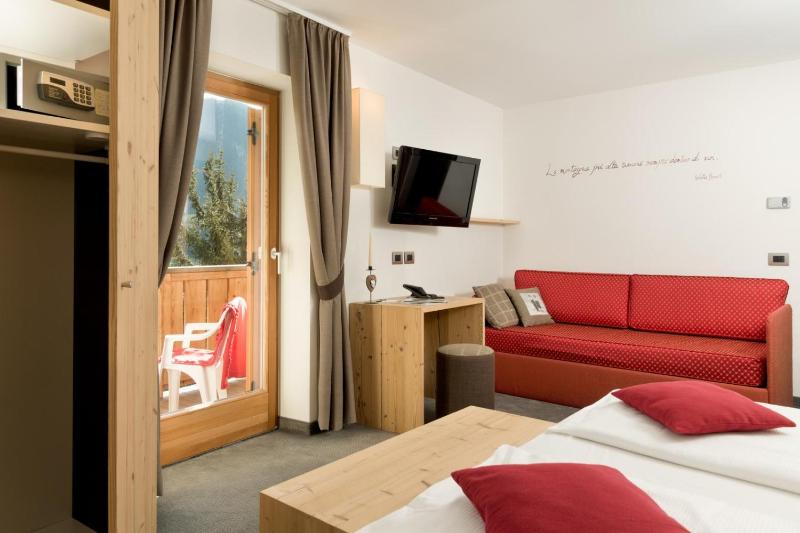 Quadruple Room with Mountain View image 4