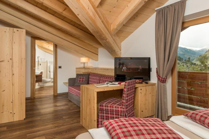 Large Double or Twin Room image 4