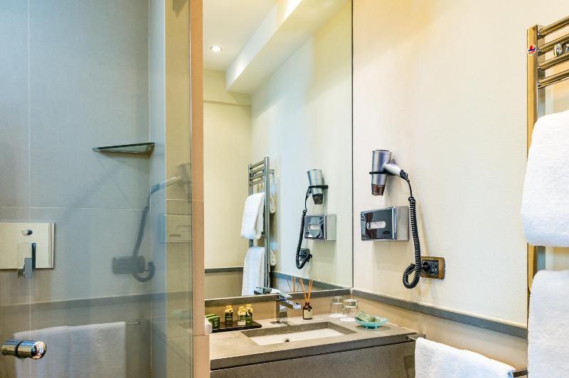 Classic Double or Twin Room with Balcony and Partial Sea View image 4