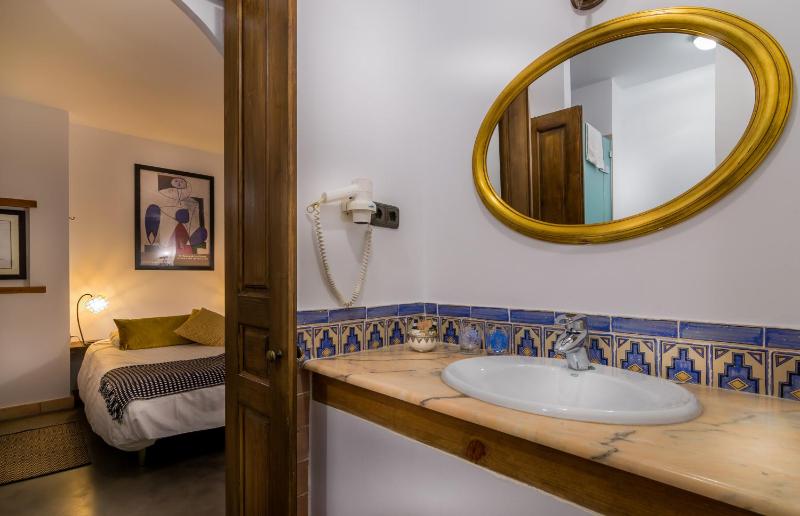 Economy Double Room image 3