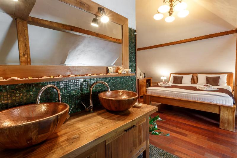 Deluxe Double Room with Bath image 2