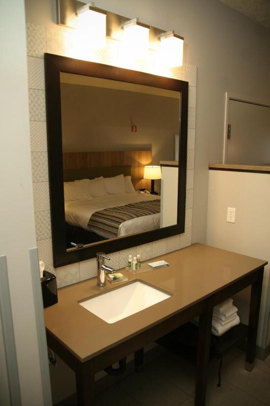 King Room - Non-Smoking image 3