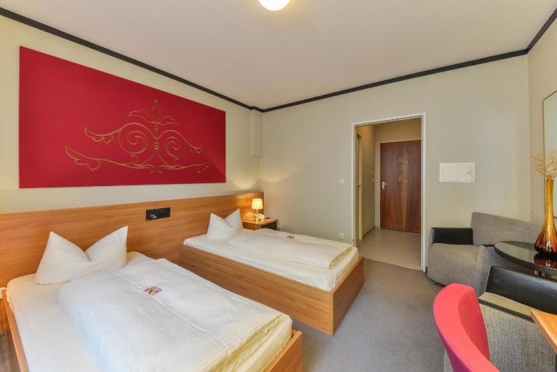 Standard Twin Room image 4