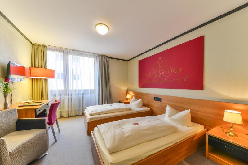 Standard Twin Room image 3
