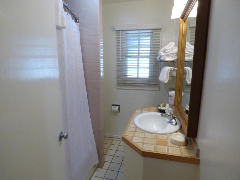 Bedford Deluxe King Room with Parking image 3