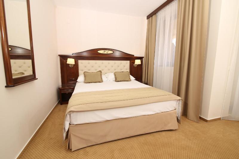 Double Room with Balcony 4**** image 3