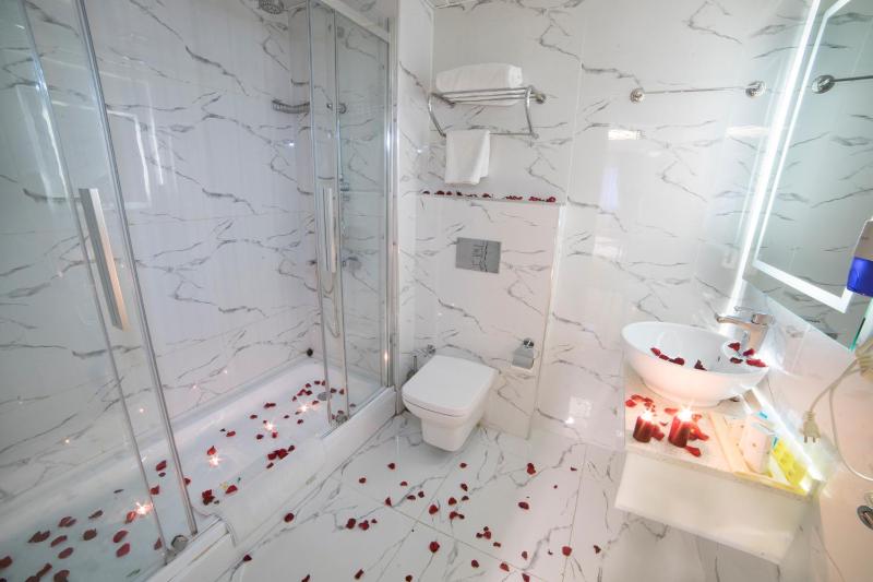 Standard Double or Twin Room image 4