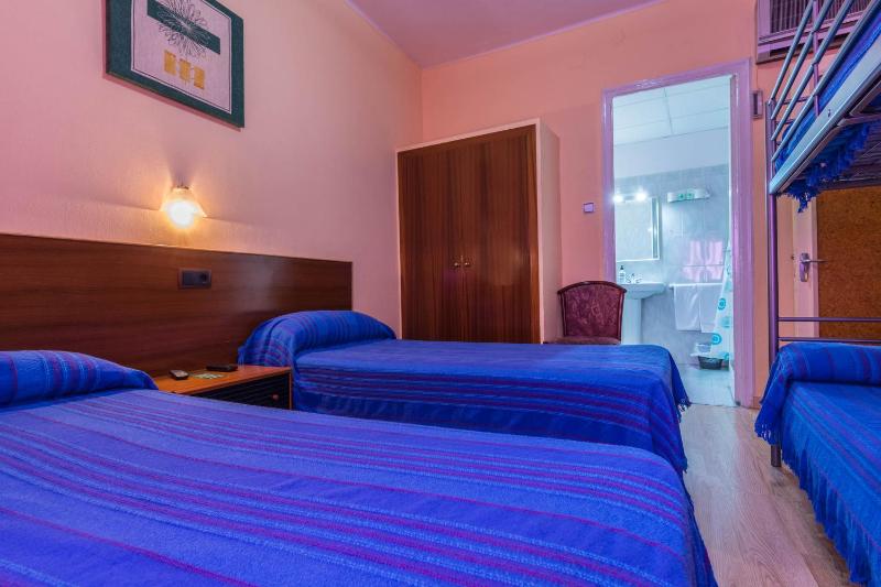 Quadruple Room with Private Bathroom image 3