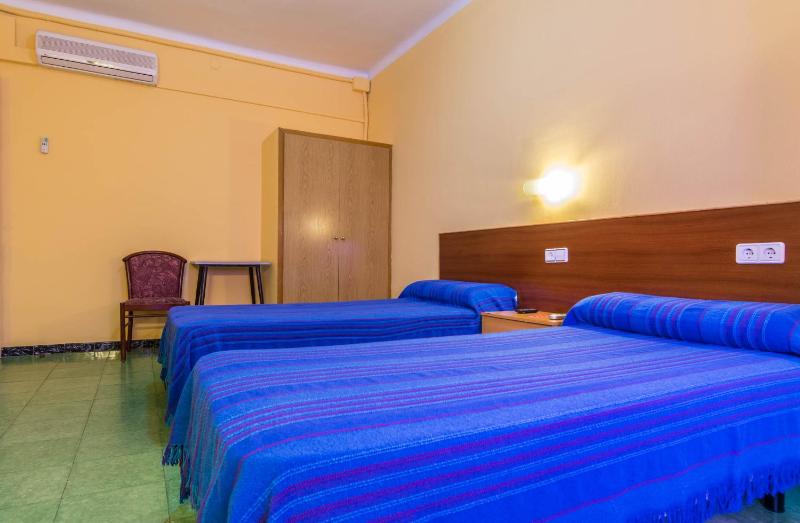 Twin Room with Shared Bathroom image 4