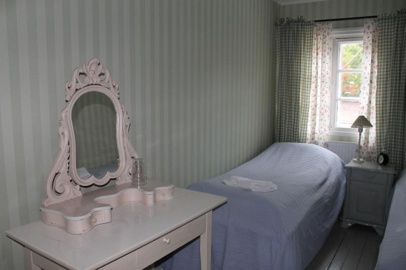 Small Twin Room image 2