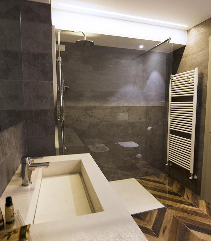 Suite with Balcony and Lake View image 4