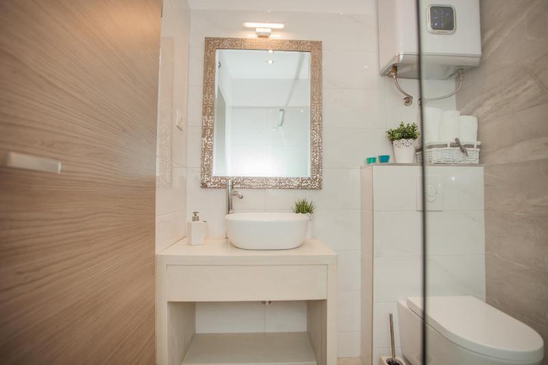 Deluxe Double Room with Private Bathroom image 2