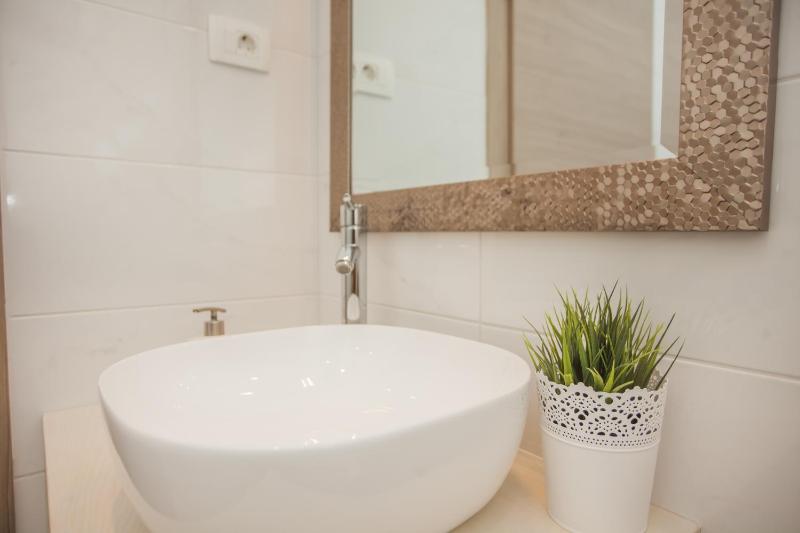 Deluxe Double Room with Private Bathroom image 4