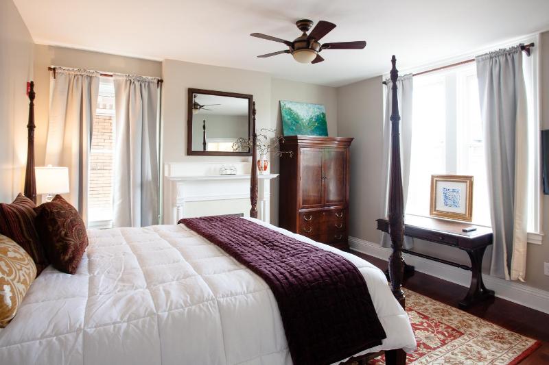 Deluxe King Room image 1
