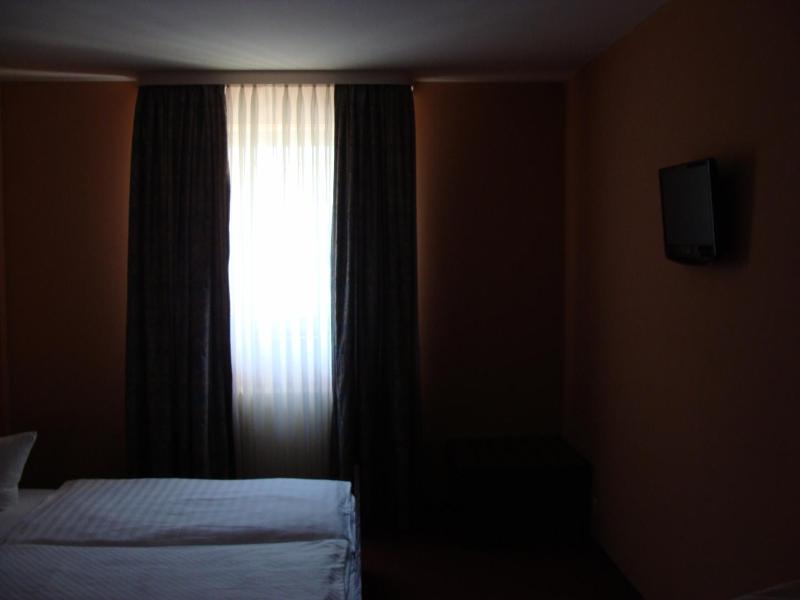 Double or Twin Room image 3