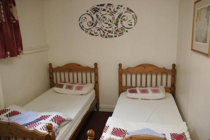 Twin Room en suite image 3