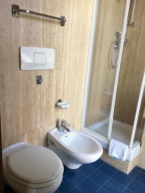 Double Room image 4