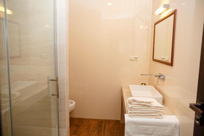 Twin Room with Balcony image 4
