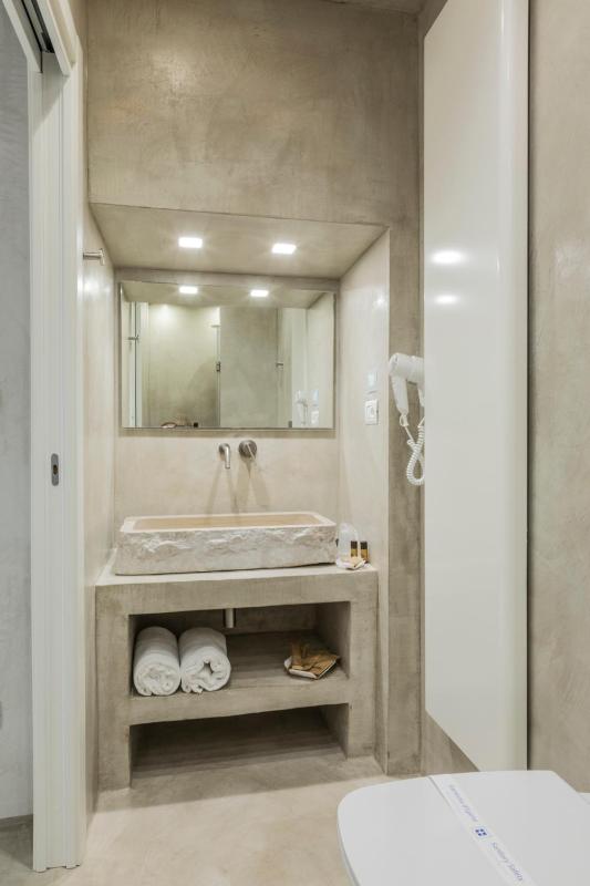 Superior Double Room with Balcony image 3