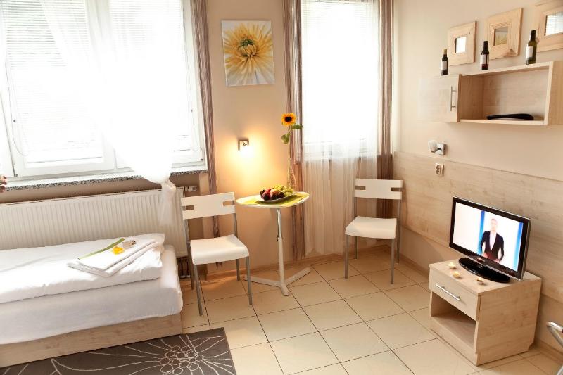 Economy Triple Room image 4