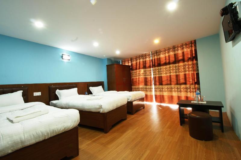 Standard Triple Room image 2
