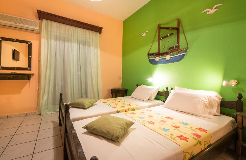 Standard Triple Room image 2