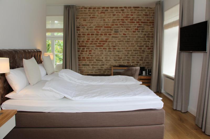 Superior King Room image 3