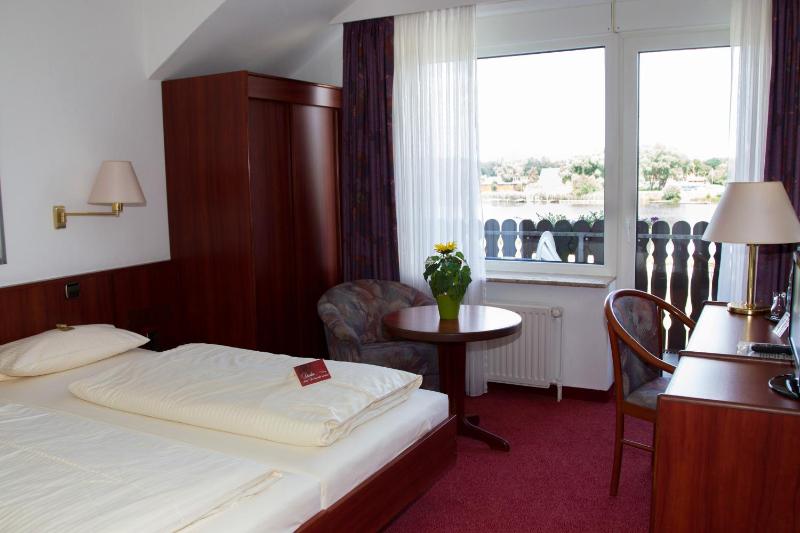 Double Room with Lake View image 2