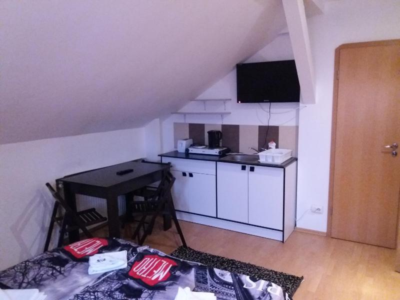 Two-Bedroom Apartment with Kitchenette and Spa Bath image 3