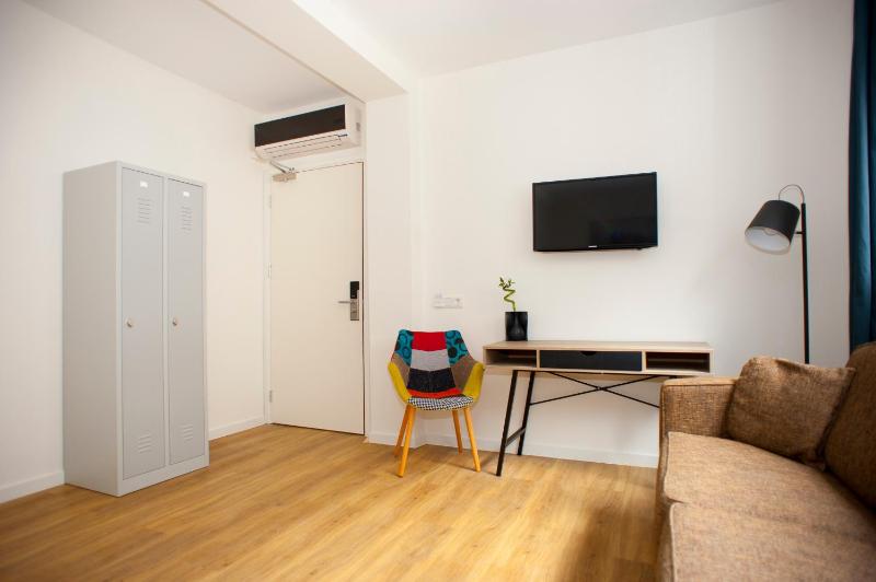 Standard Quadruple Room image 2