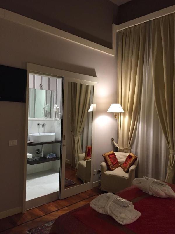 Double Room image 4