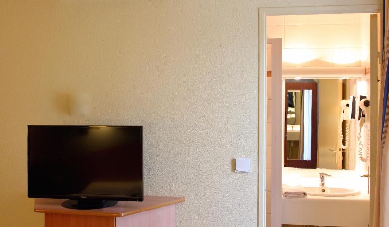 Twin Room image 4