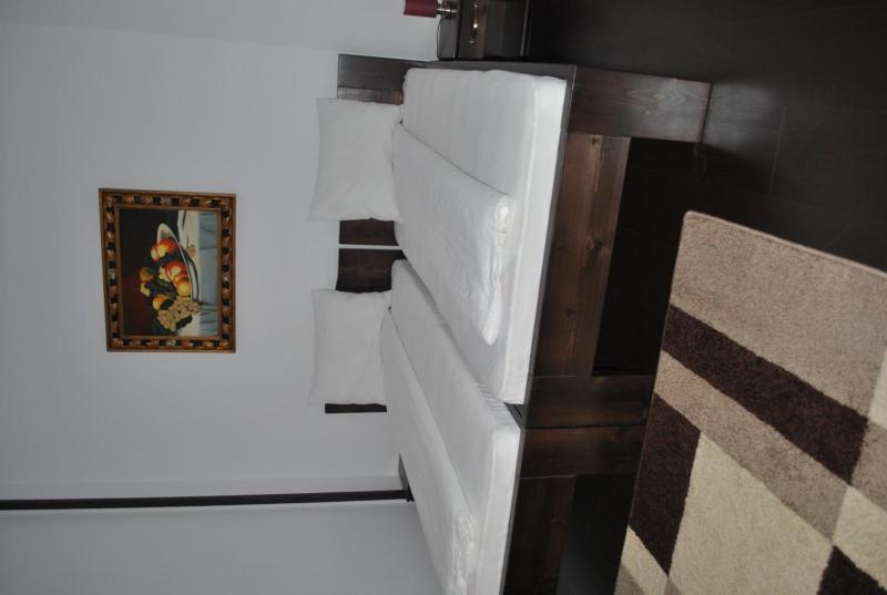 Twin Room with Bathroom image 3