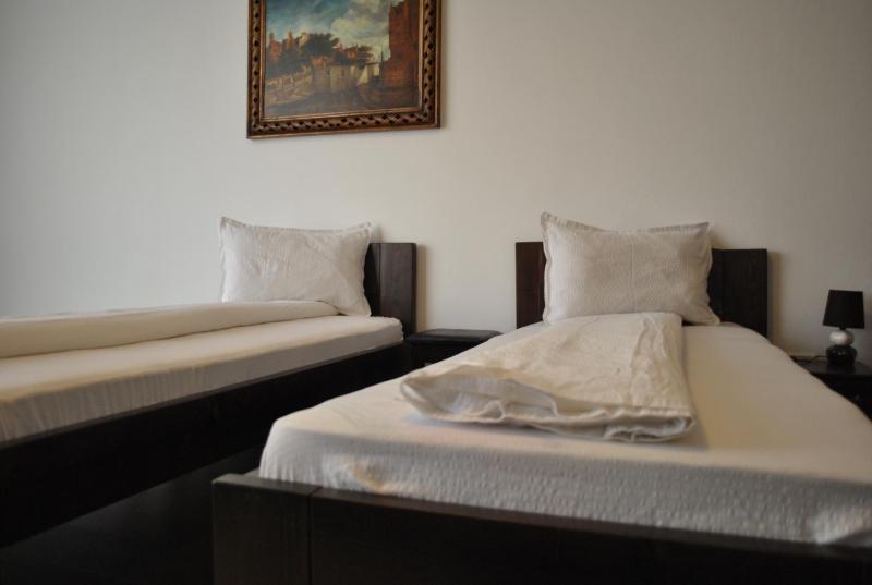 Twin Room with Bathroom image 2