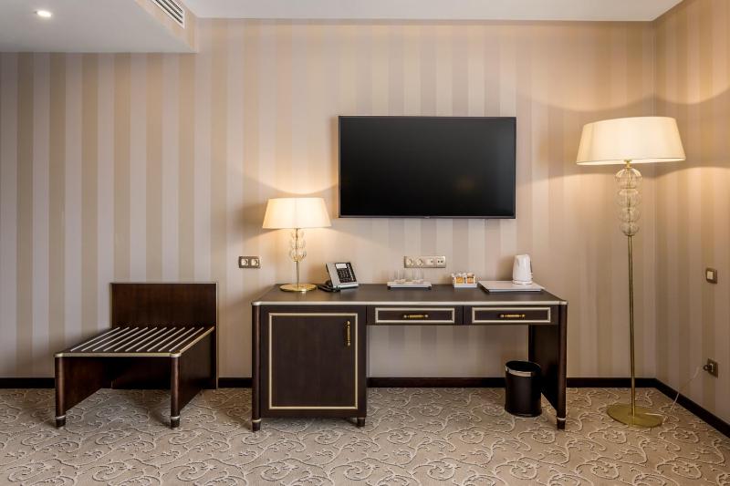 Superior King Room image 3
